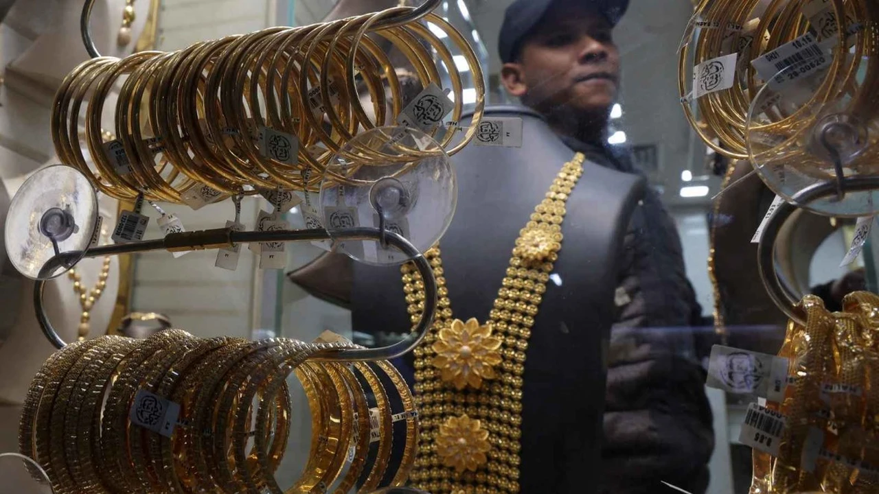 كيف أثر هبوط الذهب عالمياً على سعر جرام عيار 21 في الأسواق؟